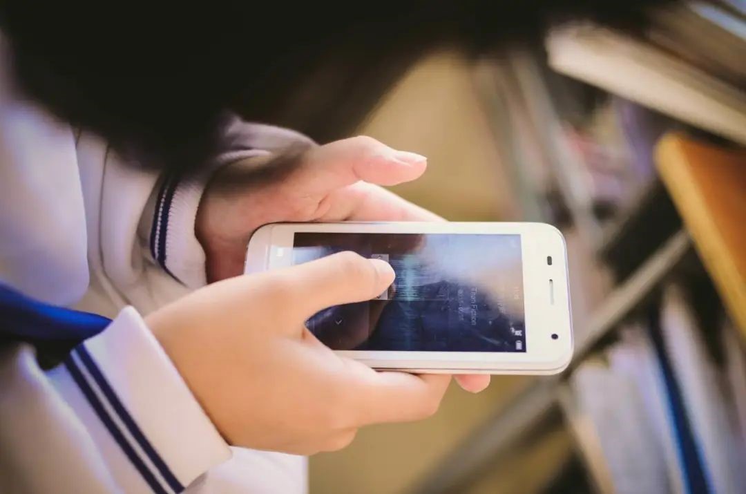 這些原因?qū)е碌男盘?hào)難題,都可以用手機(jī)信號(hào)放大器